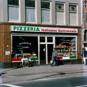 846355 Gezicht op de onderpui van het pand Voorstraat 12 (Pizzeria Lina) te Utrecht.
